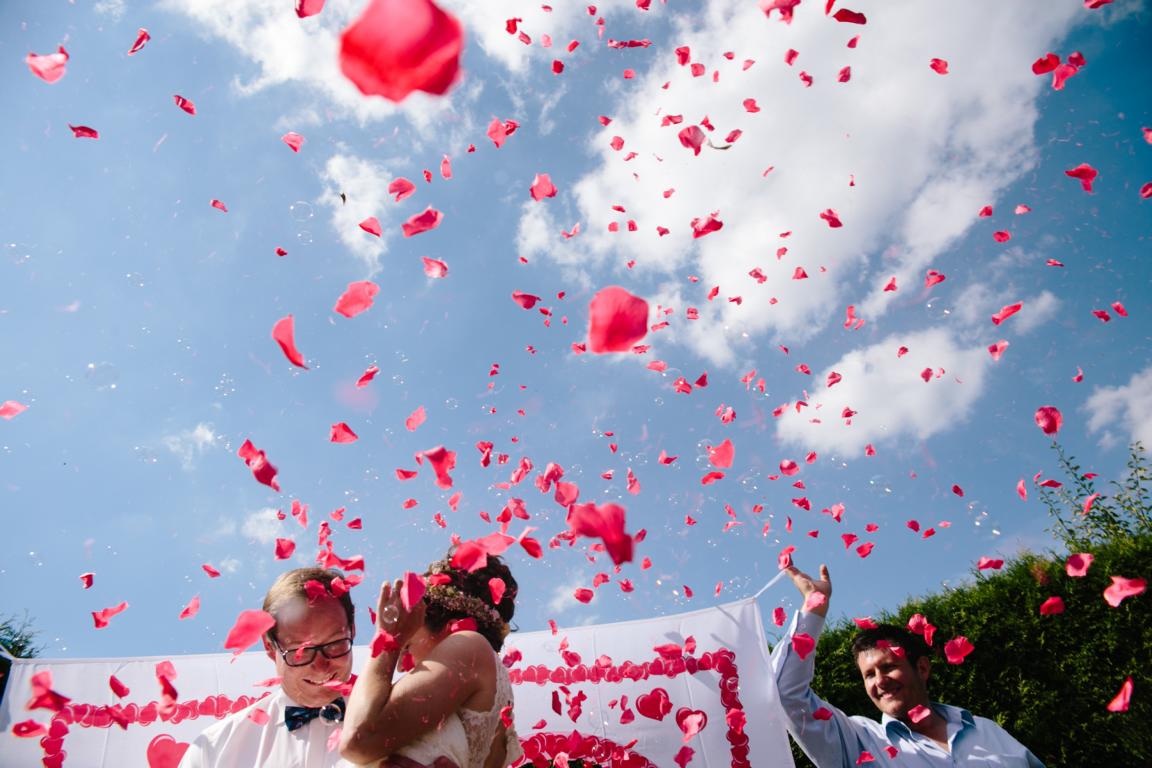 Rosen fliegen in die Luft bei Hochzeit in der Nähe von Bremen