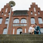 Brautpaar sitzt vor der Feuerwache Bremen