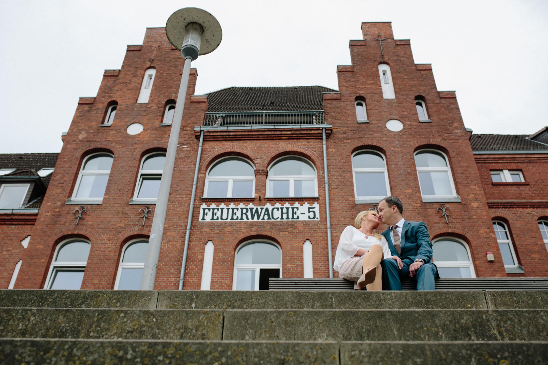 Brautpaar sitzt vor der Feuerwache Bremen